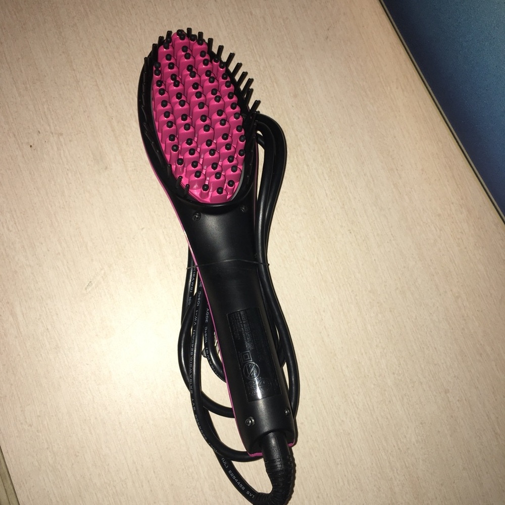 Simply Straight Ceramic Hair Straightening Brush.